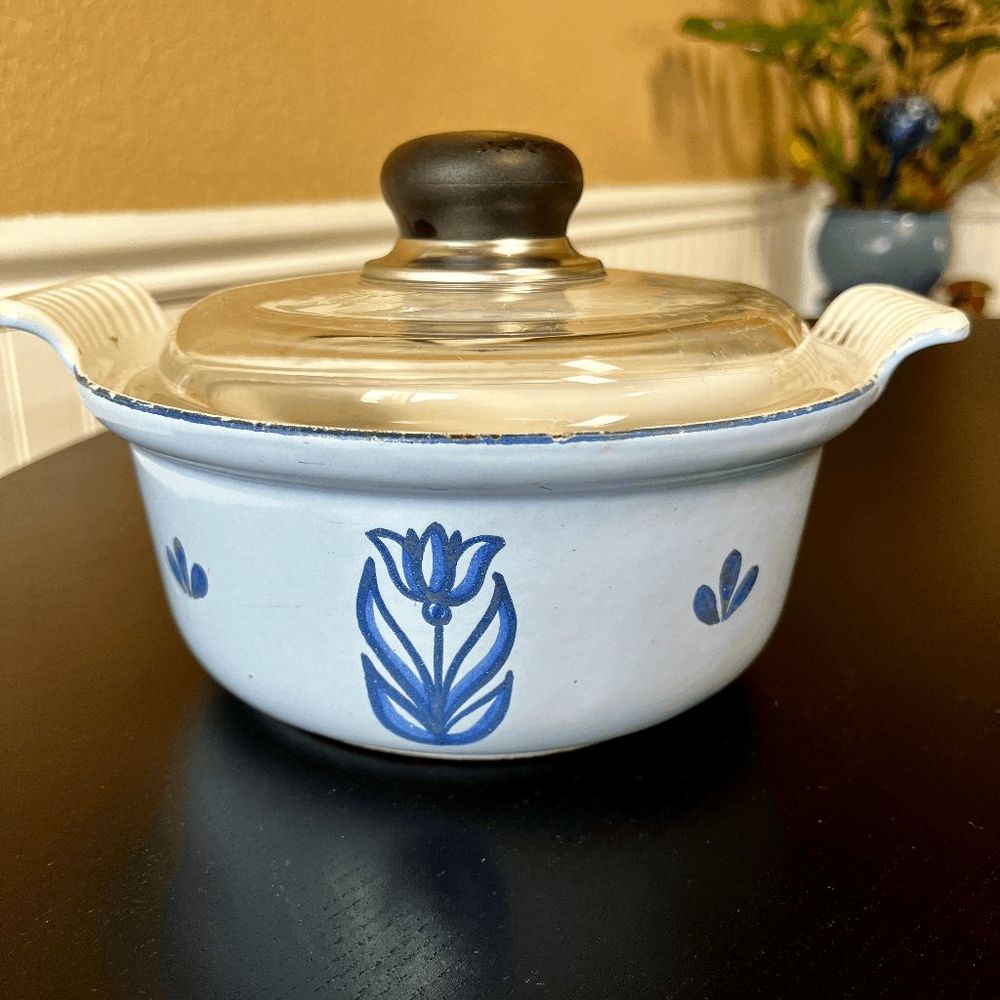 VINTAGE DRU HOLLAND ENAMELED CAST IRON ROUND DUTCH OVEN BLUE TULIP HANDLED POT